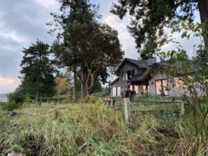 Image of home on shoreline where Green Shores nature-based solutions were adopted on Vancouver Island